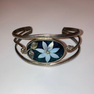 VINTAGE mother of pearl abalone flower silver cuff bracelet twist detail, Mexico